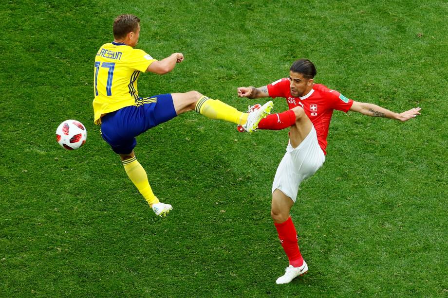 O suíço Ricardo Rodriguez divide a jogada com o sueco Viktor Claesson, durante partida válida pelas oitavas de final da Copa do Mundo em São Petesburgo - 03/07/2018