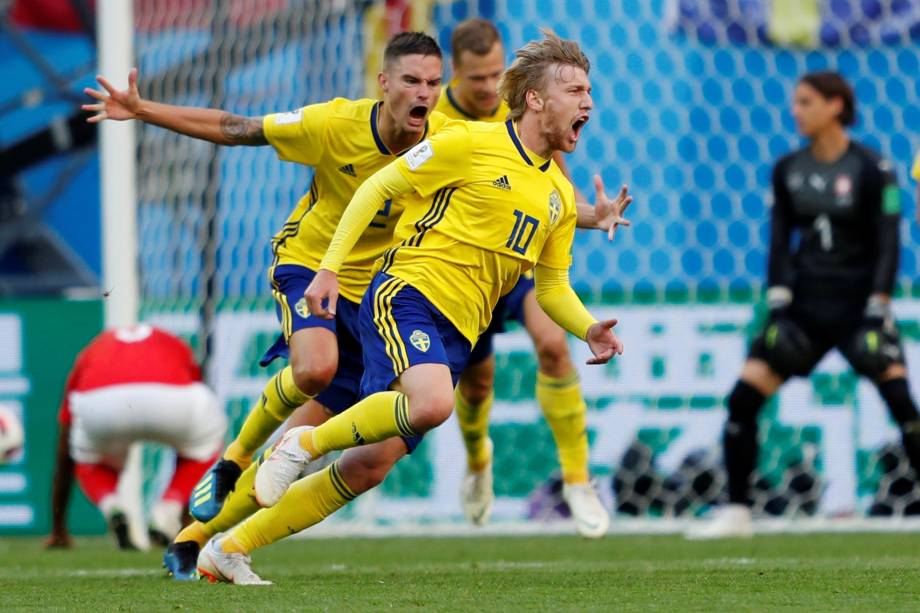 Emil Forsberg comemora o gol da Suécia na partida contra a Suíça, válida pelas oitavas de final da Copa do Mundo, em São Petesburgo - 03/07/2018