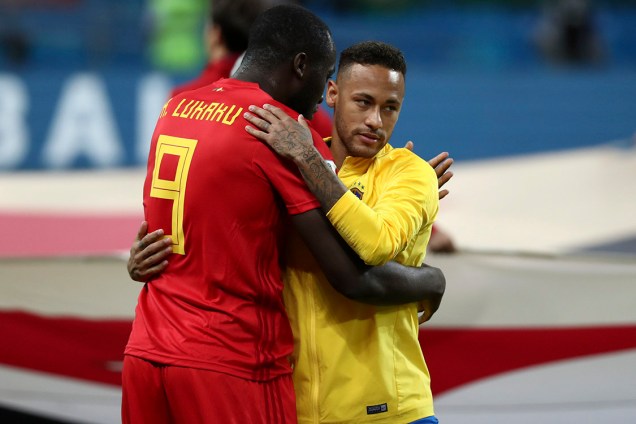 Romelu Lukaku, da Bélgica, cumprimenta Neymar antes do início do confronto na Arena Kazan - 06/07/2018