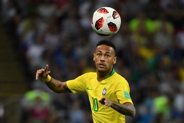O atacante brasileiro Neymar olha para a bola antes de dominá-la na partida contra a Bélgica - 06/07/2018