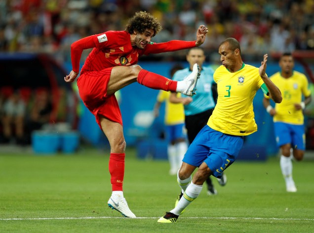 Marouane Fellaini, da Bélgica, arrisca um chute contra o gol do Brasil - 06/07/2018