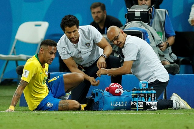 Neymar recebe atendimento médico após sentir dores durante a partida contra a Bélgica - 06/07/2018