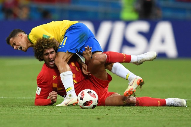 Marouane Fellaini, da Bélgica, e Philippe Coutinho, se enroscam durante uma dividida - 06/07/2018