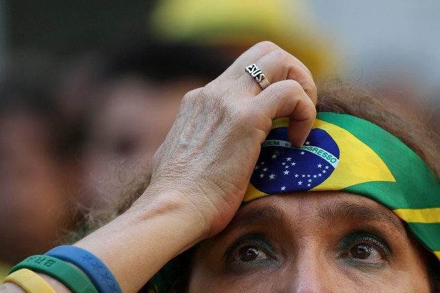 Uma torcedora brasileira reage durante a partida das quartas de final contra a Bélgica - 06/07/2018