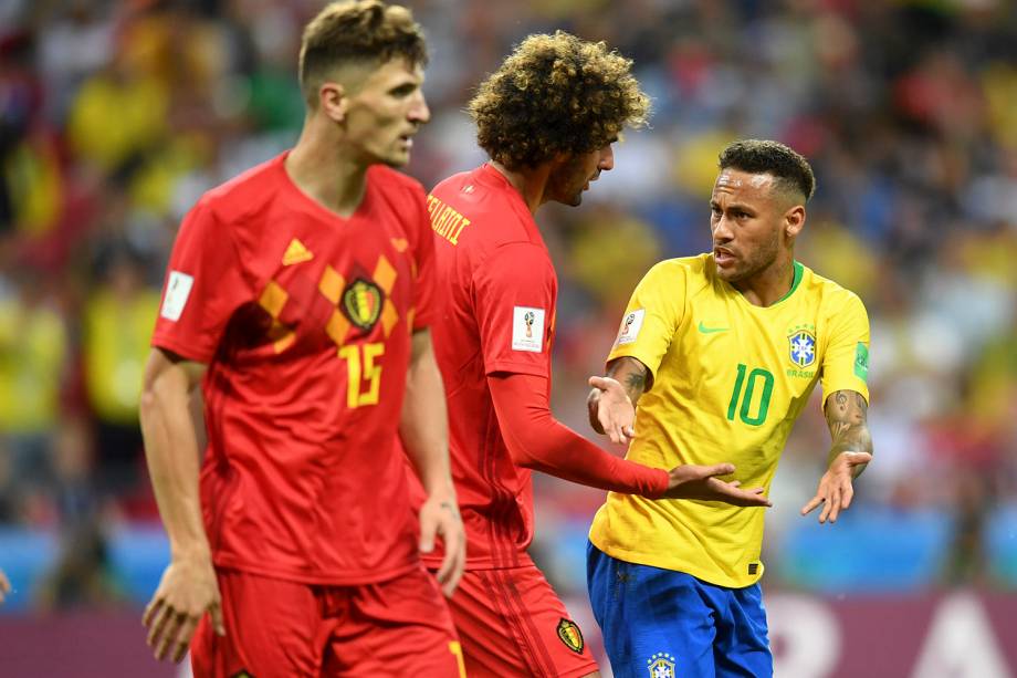 Neymar discute com o belga, Marouane Fellaini, durante a partida na Arena Kazan - 06/07/2018