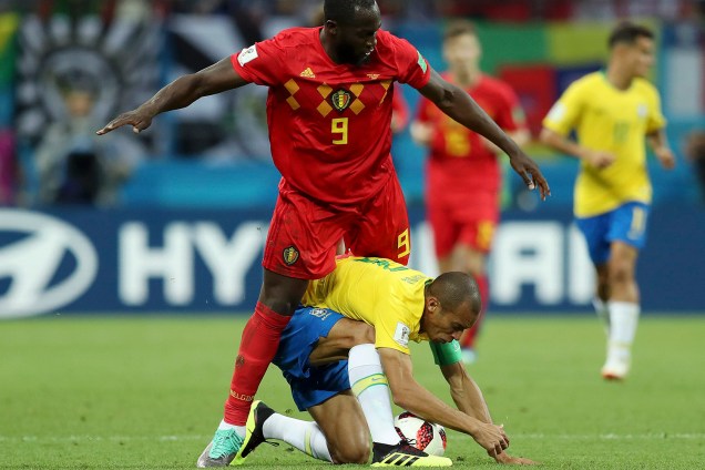 Romelu Lukaku, da Bélgica, tenta roubar uma bola do zagueiro Miranda - 06/07/2018