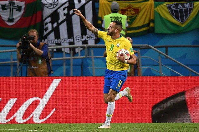 Renato Augusto comemora o gol marcado de cabeça contra a Bélgica, na Arena Kazan - 06/07/2018