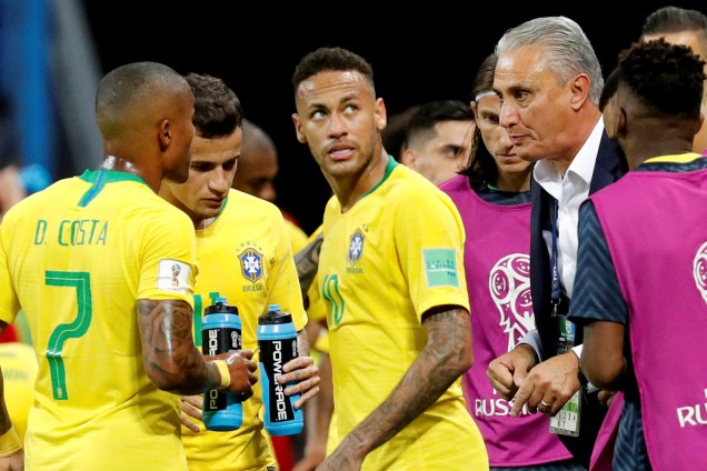 O técnico Tite orienta os jogadores durante uma pausa técnica na partida entre Brasil e Bélgica, pelas quartas de final - 06/07/2018