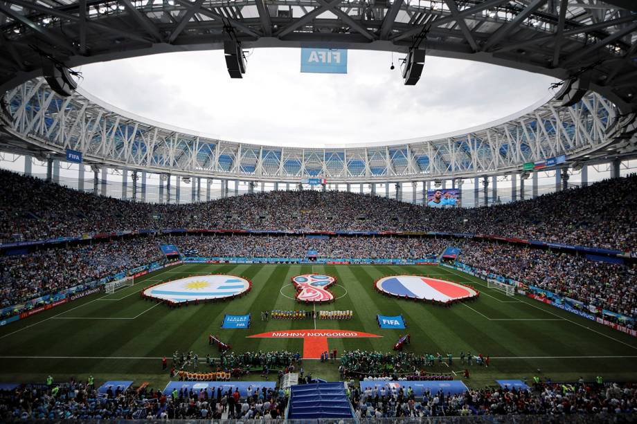 As seleções de França e Uruguai cantam os hinos nacionais antes do confronto das quartas de final, no estádio Níjni Novgorod - 06/07/2018