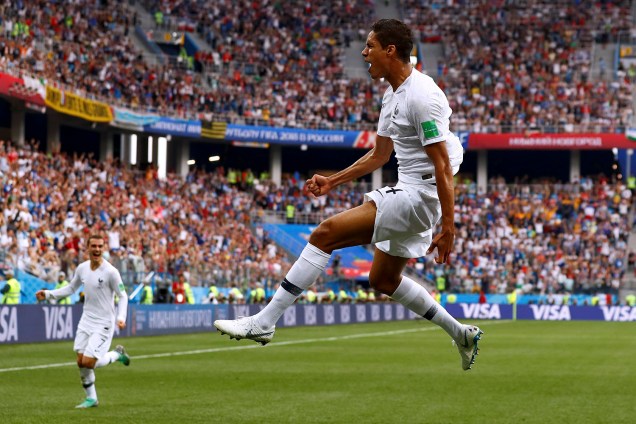 Com gols de Antoine Griezmann e Raphael Varane (foto), a França vence o Uruguai por 2 x 0 no Estádio Nijni Novgorod e chega pela sexta vez a uma semifinal de Copa do Mundo - em três oportunidades (1998, 2006 e 2018), a seleção chegou à final do torneio - 06/07/2018