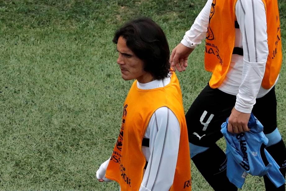 Edinson Cavani, do Uruguai, é visto com o colete do time reserva durante o intervalo da partida contra a França - 06/07/2018