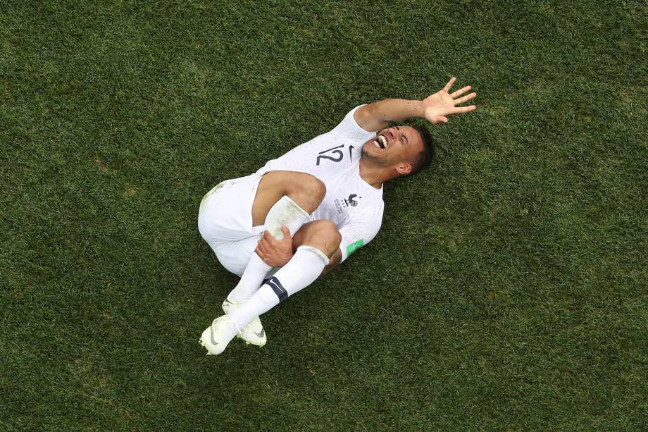 Corentin Tolisso, da França, reage após uma falta sofrida na partida contra o Uruguai - 06/07/2018