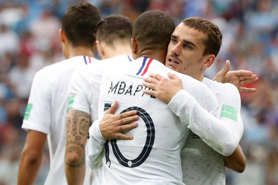 Antoine Griezmann abraça Kylian Mbappe, após ter marcado o segundo gol da França contra o Uruguai - 06/07/2018