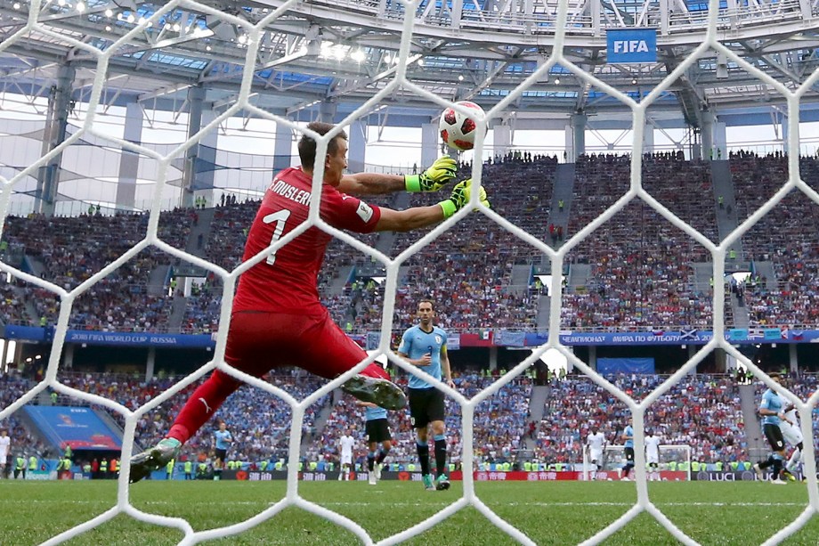 O goleiro do Uruguai, Fernando Muslera, falha após um chute do francês, Griezmann, ampliando a vantagem no estádio Níjni Novgorod - 06/07/2018
