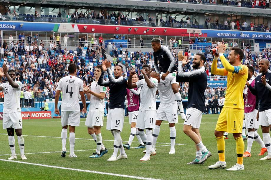 Jogadores franceses aplaudem a torcida no estádio Níjni Novgorod, durante a comemoração da vitória que eliminou o Uruguai na Copa do Mundo Rússia - 06/07/2018