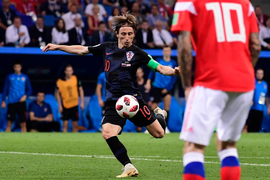 Luka Modric, da Croácia, arrisca um chute ao gol russo - 07/07/2018