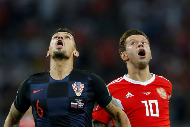 O croata, Dejan Lovren, e o russo, Fyodor Smolov, reagem durante partida válida pelas quartas de final da Copa do Mundo - 07/07/2018
