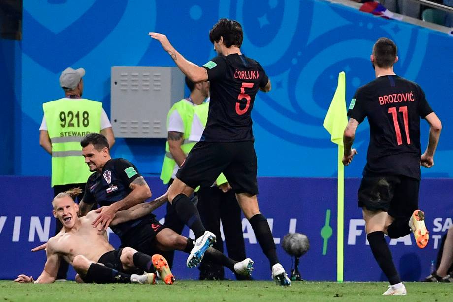 Companheiros de time chegam para comemorar o gol do croata, Domagoj Vida, na prorrogação do jogo contra a Rússia - 07/07/2018