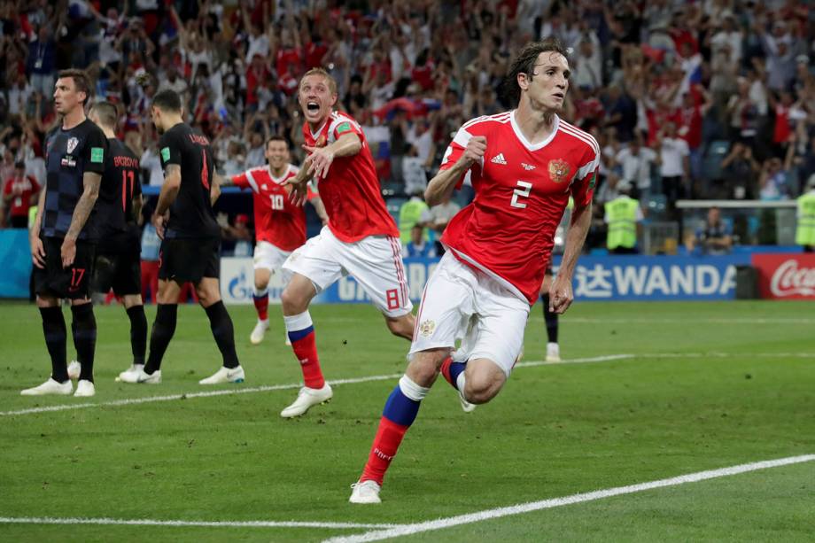 Mario Fernandes, da Rússia, comemora o gol marcado no fim da prorrogação contra a Croácia, no estádio Fisht - 07/07/2018
