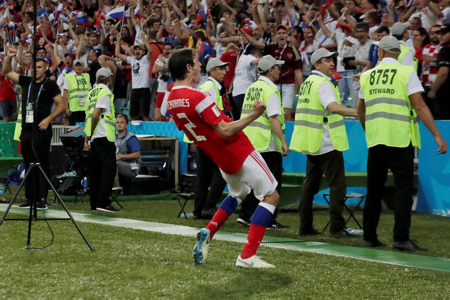 Mario Fernandes, da Rússia, comemora o gol marcado no fim da prorrogação contra a Croácia, no estádio Fisht - 07/07/2018