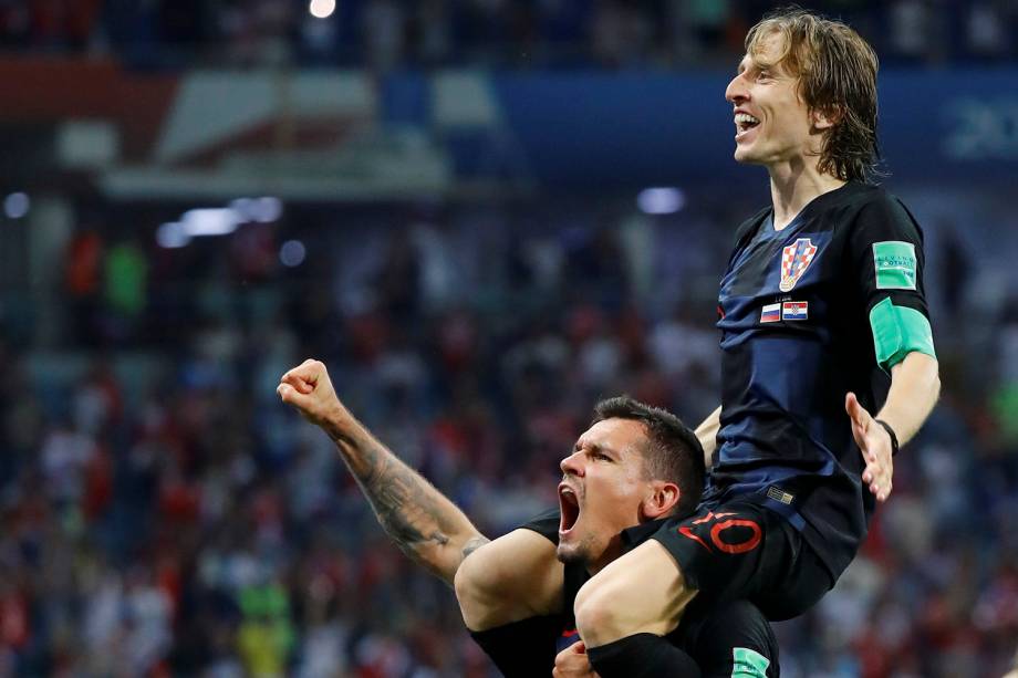 Luka Modric e Dejan Lovren, da Croácia, comemoram a vitória sobre a Rússia após o confronto de quartas de final, no estádio Fisht - 07/07/2018