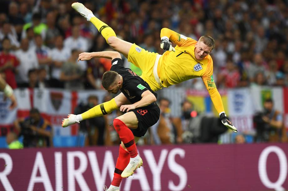 O goleiro inglês Jordan Pickford disputa jogada com Ante Rebic, durante partida válida pelas semifinais da Copa do Mundo  - 11/07/2018