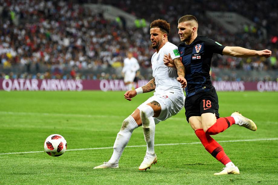 Kyle Walker, da Inglaterra, disputa bola com Ante Rebic, da Croácia, durante partida válida pelas semifinais da Copa do Mundo  - 11/07/2018