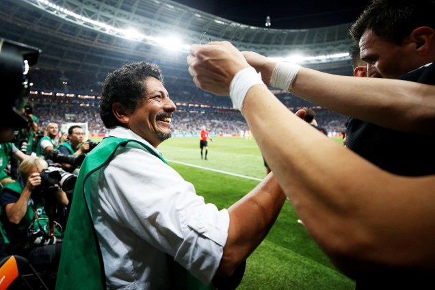 O atacante croata Mario Mandzukic oferece ajuda ao fotógrafo Yuri Cortez, após o jogador derrubá-lo durante a comemoração do gol - 11/07/2018
