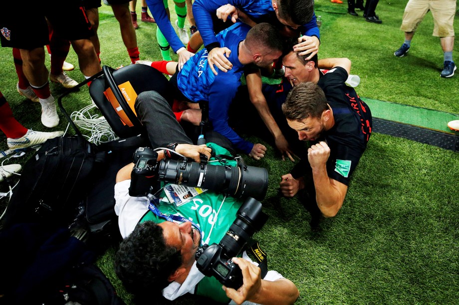 Jogadores croatas comemoram próximos do fotógrafo Yuri Cortez, após o segundo gol da equipe - 11/07/2018
