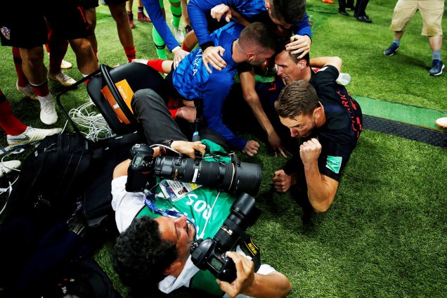 Jogadores comemoram próximos do fotógrafo Yuri Cortez, após o segundo gol da Croácia contra a Inglaterra na prorrogação, em partida válida pelas semifinais do Mundial -  11/07/2018