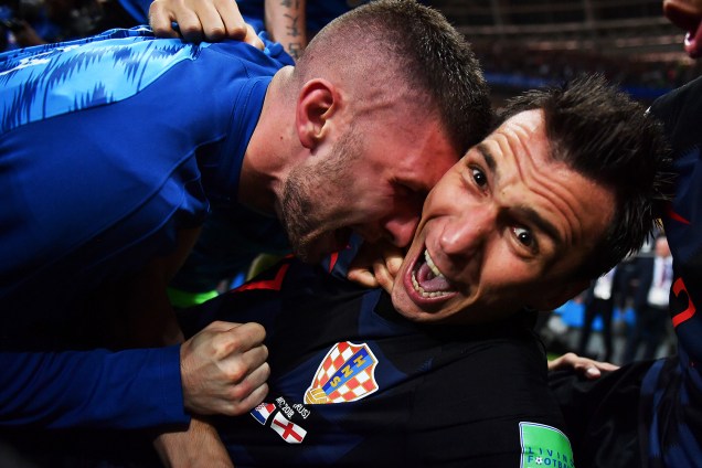 O fotógrafo Yuri Cortez, da Agence France-Presse (AFP), foi derrubado em meio à euforia de jogadores durante a comemoração do segundo gol croata e registrou imagens após o ocorrido - 11/07/2018