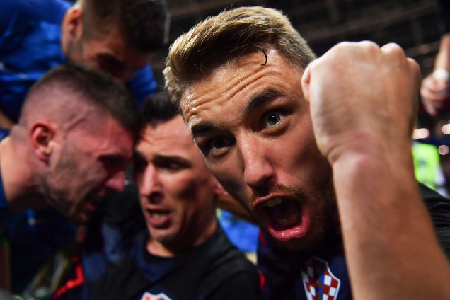 O fotógrafo Yuri Cortez, da Agence France-Presse (AFP), foi derrubado em meio à euforia de jogadores durante a comemoração do segundo gol croata e registrou imagens após o ocorrido - 11/07/2018