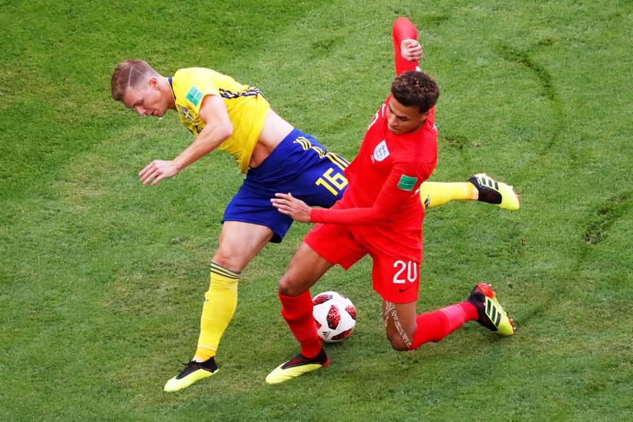 Disputa de bola entre Emil Krafth, da Suécia, e Dele Alli, da Inglaterra, durante partida válida pelas quartas de final da Copa do Mundo, realizada na Arena Samara - 07/07/2018