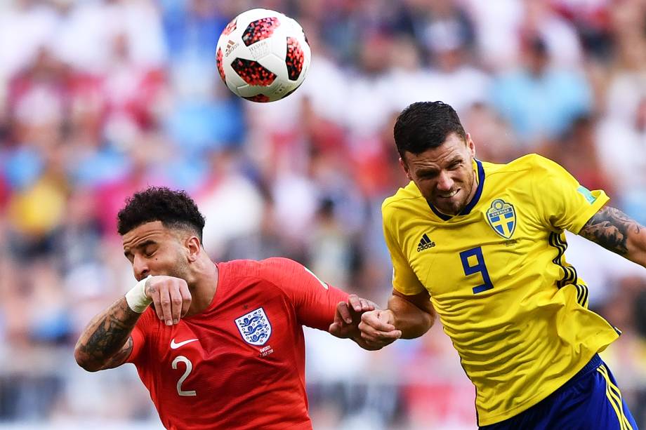 Kyle Walker (esq) disputa bola com Marcus Berg (dir), durante partida entre Suécia e Inglaterra, válida pelas quartas de final da Copa do Mundo, realizada na Arena Samara - 07/07/2018