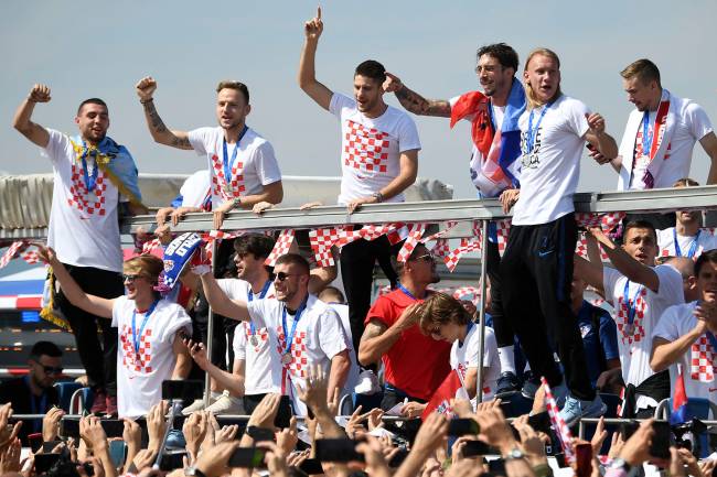 Jogadores da Croácia saúdam os torcedores no aeroporto de Zagreb após o vice