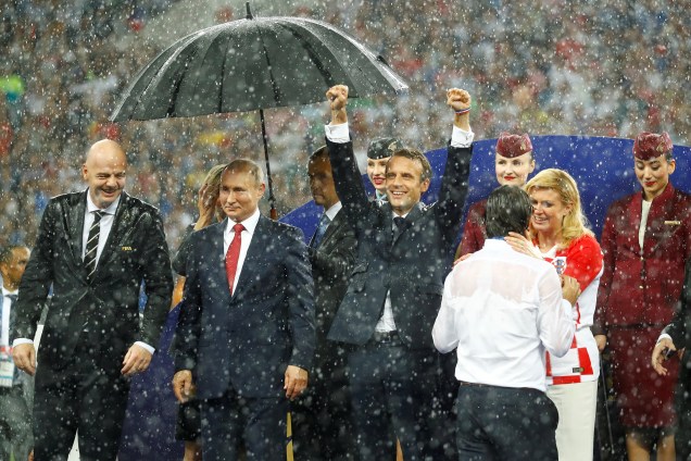 Putin recebe guarda chuva primeiro, Infantino, Macron e Kolinda ficam encharcados durante premiação da final da Copa do Mundo