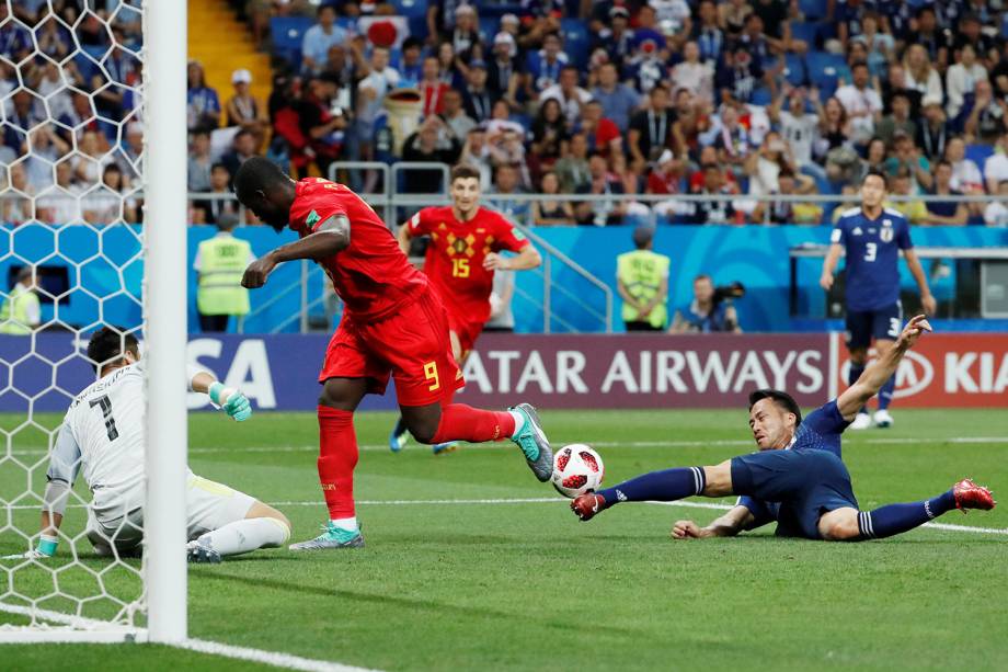 Romelu Lukaku da Bélgica perde oportunidade de marcar após Maya Yoshida desarmar jogada - 02/07/2018