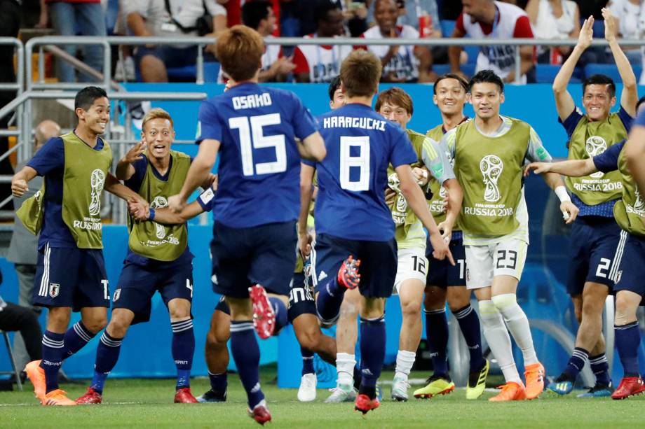 Genki Haraguchi do Japão comemora com companheiros de time primeiro gol em partida contra a Bélgica - 02/07/2018