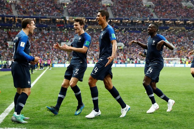 Jogadores franceses comemoram após gol contra de Mandzukic, pela final da Copa do Mundo - 15/07/2018