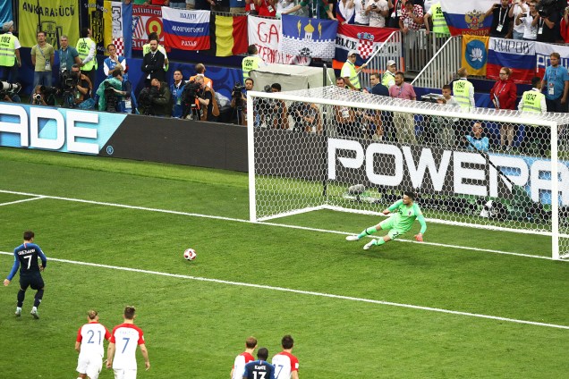 Antoine Griezmann marca de pênalti o segundo gol da França na partida, durante a final da Copa do Mundo contra a Croácia - 15/07/2018
