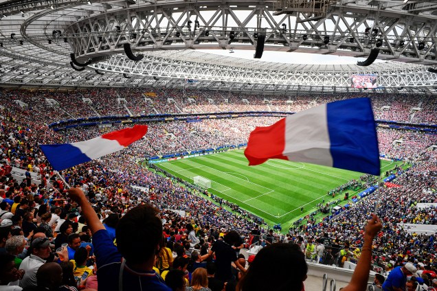 Torcedores franceses carregam bandeiras antes da final entre França e Croácia, válida pela final da Copa do Mundo da Rússia - 15/07/2018
