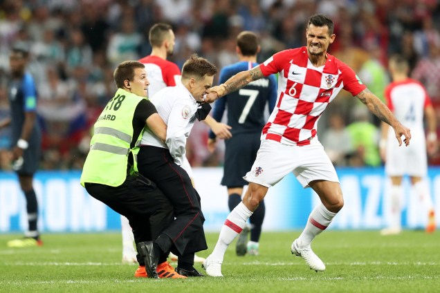 Torcedor invade campo durante partida entre França e Croácia - 15/07/2018