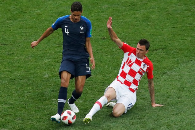 Mario Mandzukic da Croácia tenta roubar a bola de Raphael Varane da França na Final da Copa do Mundo 2018 no Estádio Lujniki - 15/07/2018