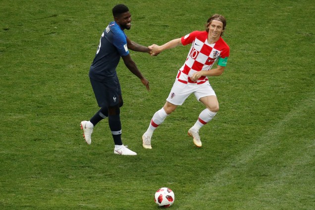 Luka Modric da Croácia segura a mão de Samuel Umtiti da França na Final da Copa do Mundo 2018 no Estádio Lujniki - 15/07/2018