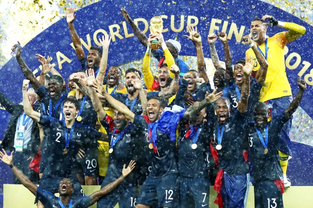 Hugo Lloris ergue taça da Copa do Mundo após a França vencer a Croácia por 4 a 2, e conquistar o bicampeonato mundial - 15/07/2018
