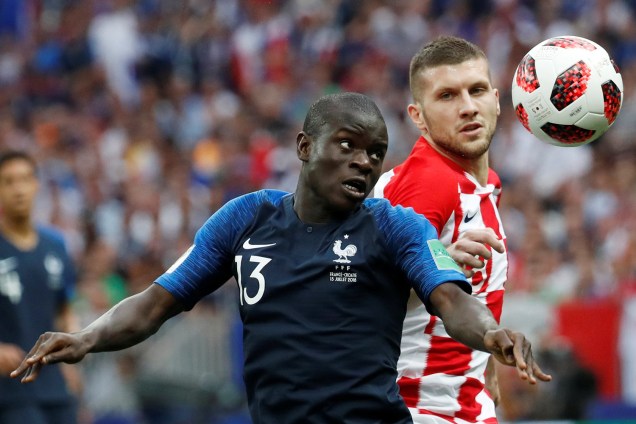 N'Golo Kante da França durante jogada contra Ante Rebic da Croácia na Final da Copa do Mundo 2018 no Estádio Lujniki - 15/07/2018
