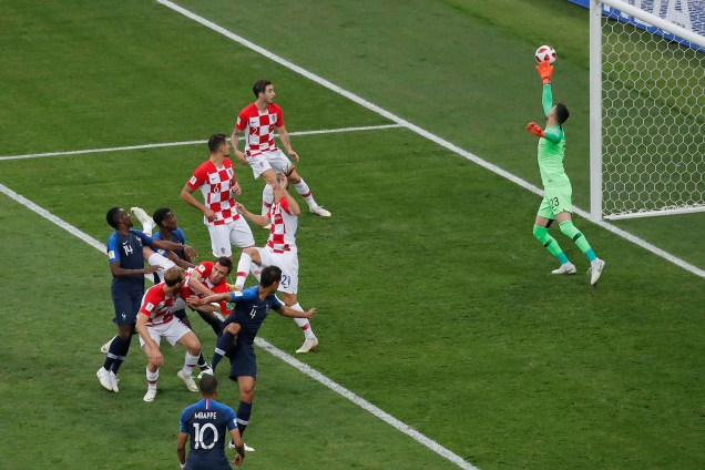 Mario Mandžukić da Croácia marca gol contra para a França no Estádio Lujniki. O primeiro gol contra em uma Final de Copa do Mundo - 15/07/2018