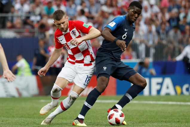 Paul Pogba disputa a posse de bola com Ante Rebic da Croácia na Final da Copa do Mundo 2018 - 15/07/2018