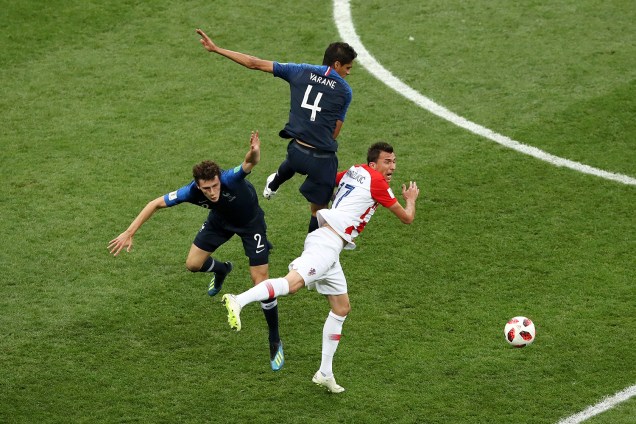Raphael Varane da França, Mario Mandzukic da Croácia e Benjamin Pavard da França colidem durante jogada na Final da Copa do Mundo 2018 - 15/07/2018