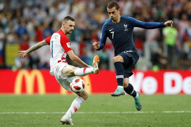Marcelo Brozovic da Croácia tenta bloquear jogada de Antoine Griezmann da França na Final da Copa do Mundo 2018 - 15/07/2018